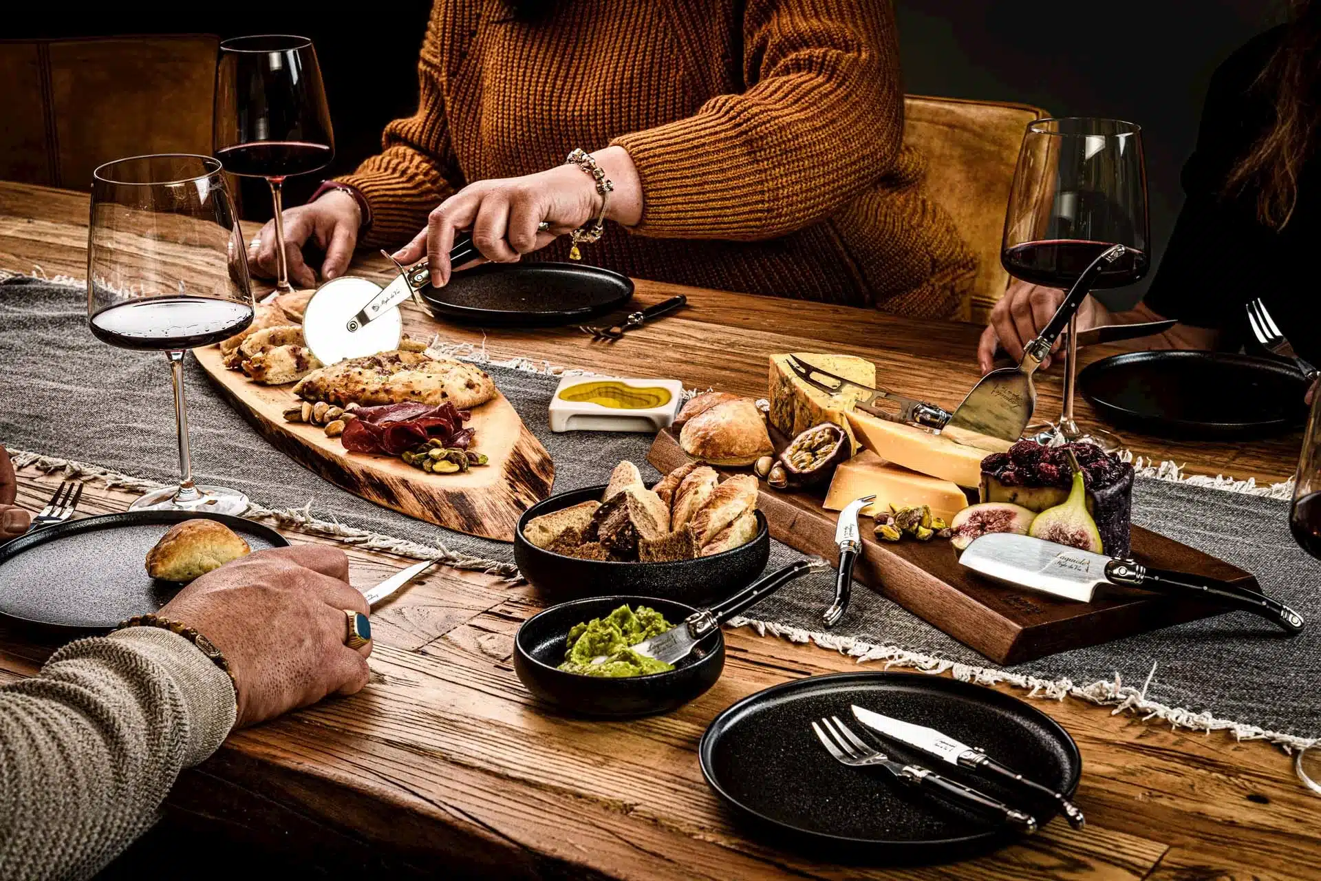Serveerplank Acaciahout met kaasmessen Zwart 1 Food&Wood 01-2025