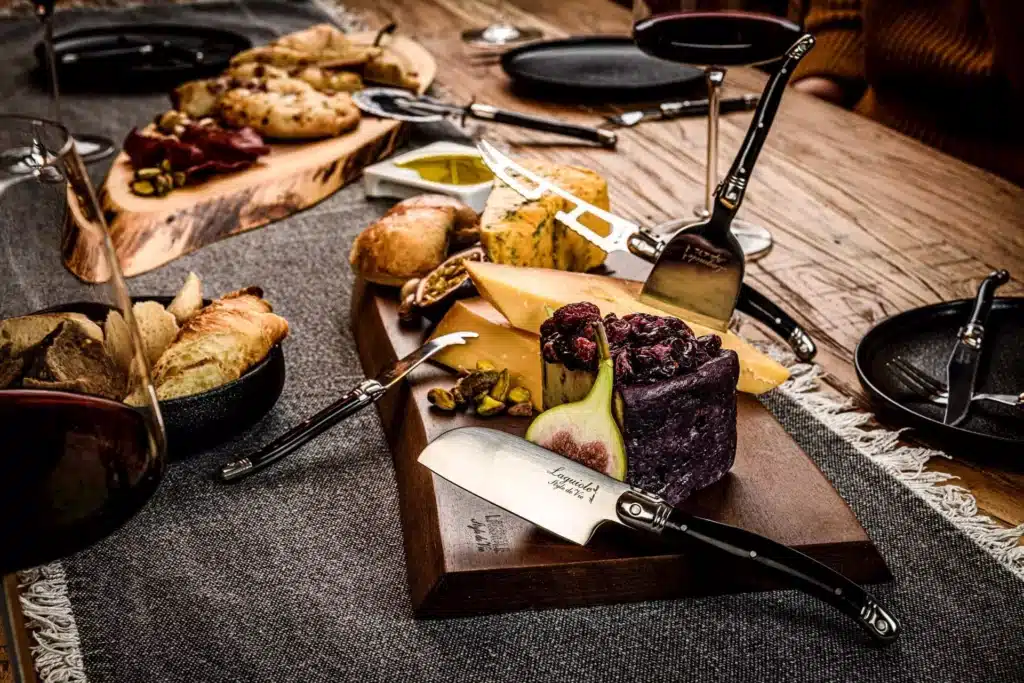 Serveerplank Acaciahout met kaasmessen Zwart 2 Food&Wood 01-2025
