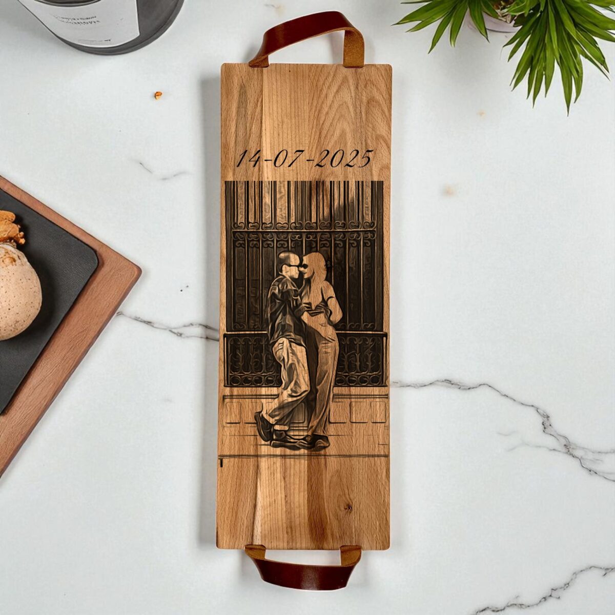 Borrelplank graveren - leren handvaten - 48cm x 17cm - zelf ontwerpen